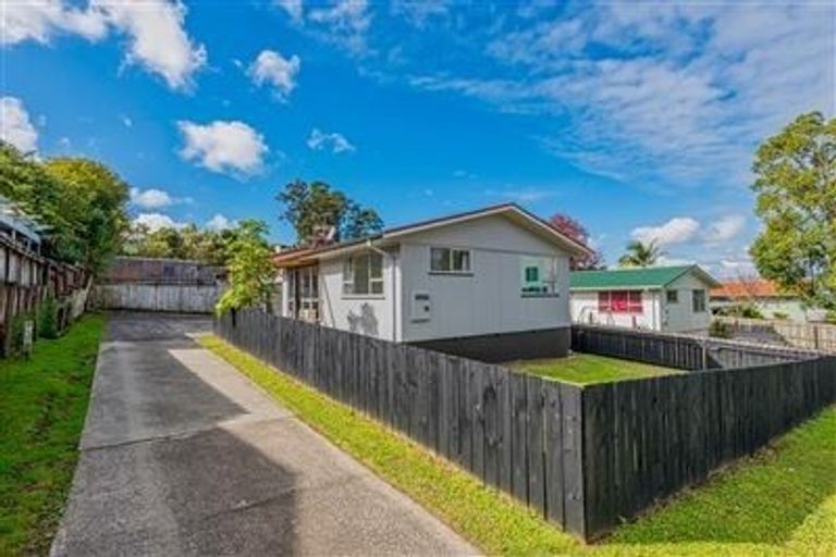 Photo of property in 1/26 Kemp Road, Massey, Auckland, 0614