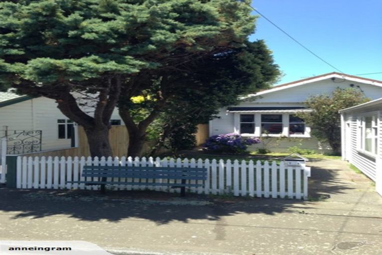 Photo of property in 23 Severn Street, Island Bay, Wellington, 6023
