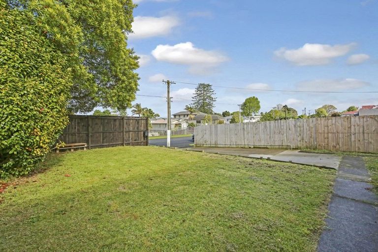 Photo of property in 52 Churchill Avenue, Manurewa, Auckland, 2102