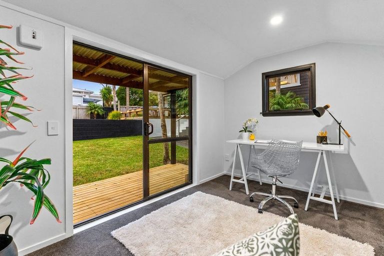 Photo of property in 21 Lantana Road, Green Bay, Auckland, 0604