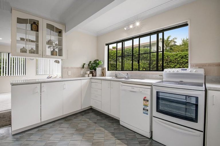 Photo of property in 9 St Lucia Place, Unsworth Heights, Auckland, 0632