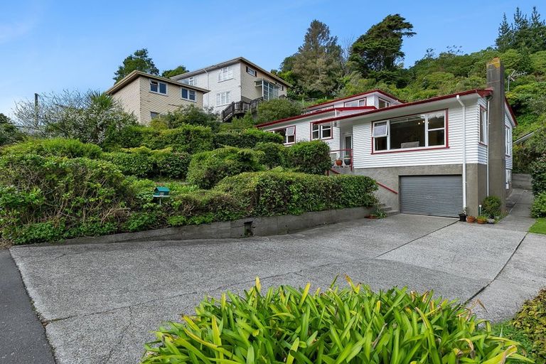 Photo of property in 84 Newlands Road, Newlands, Wellington, 6037