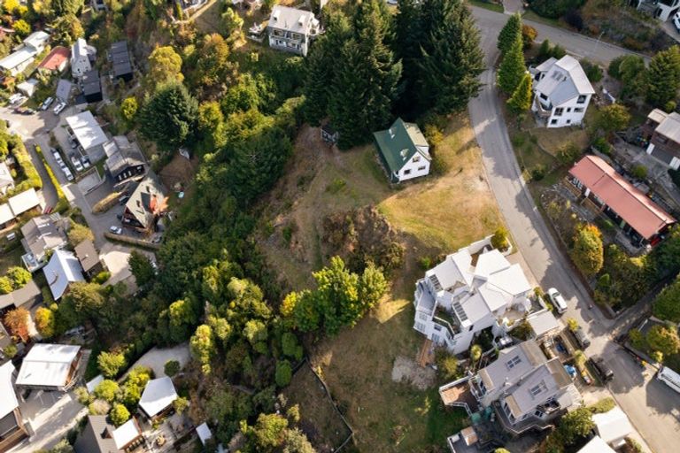 Photo of property in 1 Von Place, Fernhill, Queenstown, 9300
