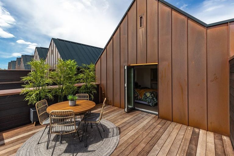 Photo of property in 93 Holly Road, St Albans, Christchurch, 8014