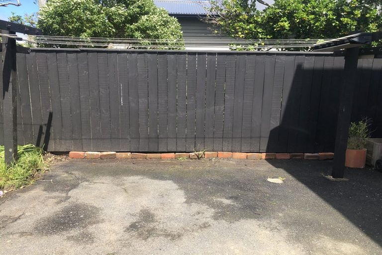 Photo of property in 3/175 Queens Drive, Lyall Bay, Wellington, 6022