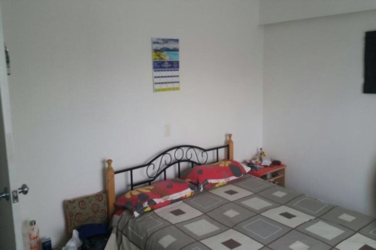 Photo of property in 50 Hogans Road, Glenfield, Auckland, 0629