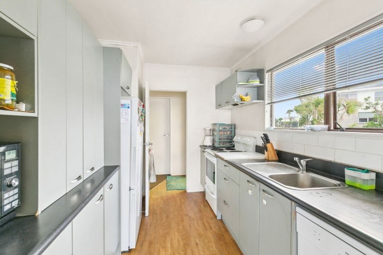 Photo of property in 40a Somes Crescent, Newlands, Wellington, 6037