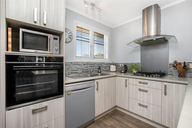 Photo of property in 32 Routley Drive, Glen Eden, Auckland, 0602