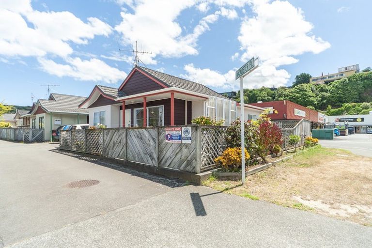 Photo of property in 2 Macalister Place, Miramar, Wellington, 6022