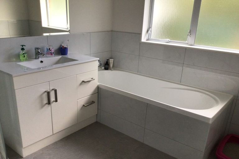 Photo of property in 11 Gloria Avenue, Te Atatu Peninsula, Auckland, 0610