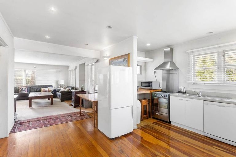 Photo of property in 11 Roberts Road, Te Atatu South, Auckland, 0610