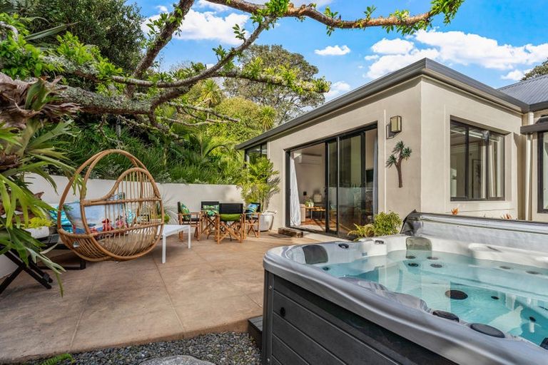 Photo of property in 10 Zita Avenue, Matakatia, Whangaparaoa, 0930
