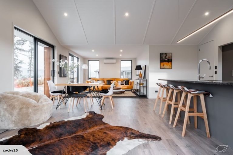 Photo of property in 40 Mount Creighton Crescent, Wanaka, 9305