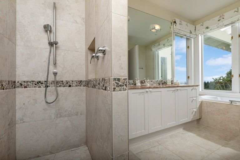 Photo of property in 38 Kaipara View Road, Helensville, 0875