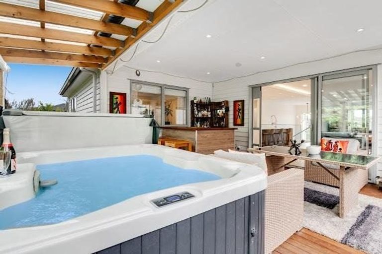 Photo of property in 140 Arran Point Parade, Orewa, 0931