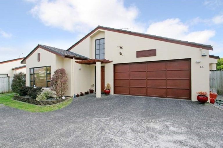 Photo of property in 44 Claremont Way, East Tamaki Heights, Auckland, 2016