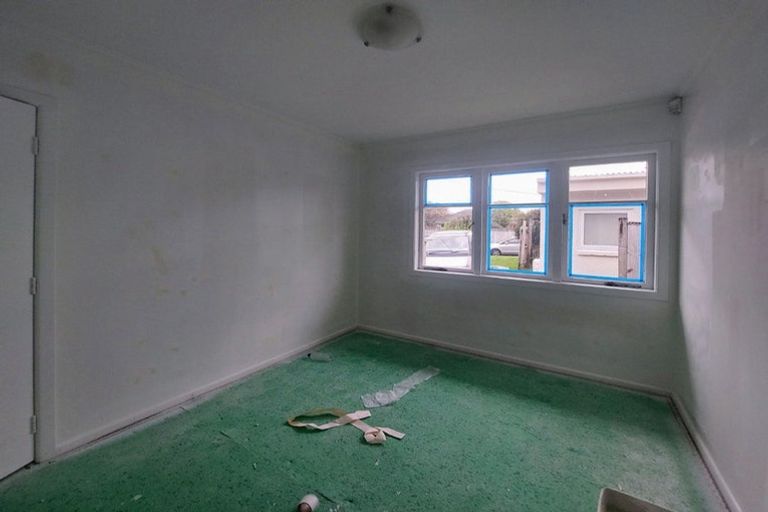 Photo of property in 9 Kirrie Avenue, Te Atatu South, Auckland, 0610