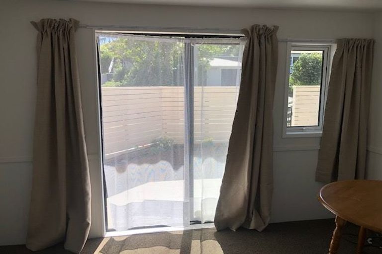 Photo of property in 20a Lyndfield Lane, Newlands, Wellington, 6037