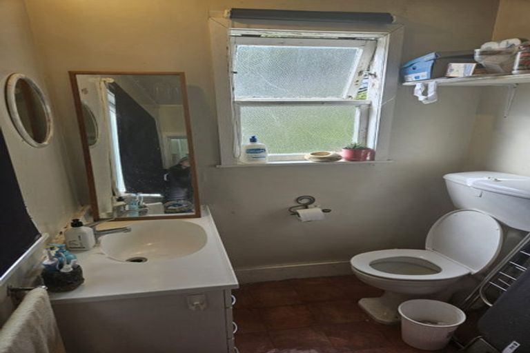 Photo of property in 64 Maupuia Road, Maupuia, Wellington, 6022