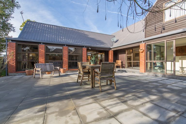 Photo of property in 2 Kent Lodge Avenue, Avonhead, Christchurch, 8042