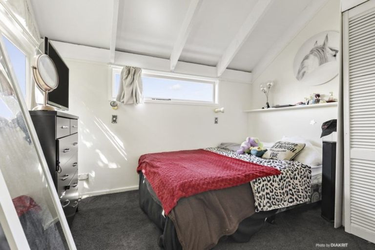 Photo of property in 17 Fitzpatrick Street, Newlands, Wellington, 6037