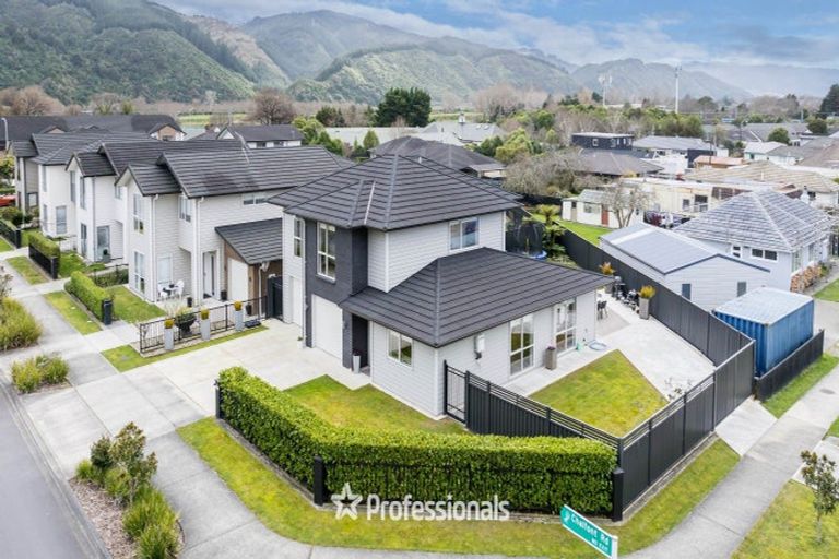 Photo of property in 2 Chalfont Road, Silverstream, Upper Hutt, 5019