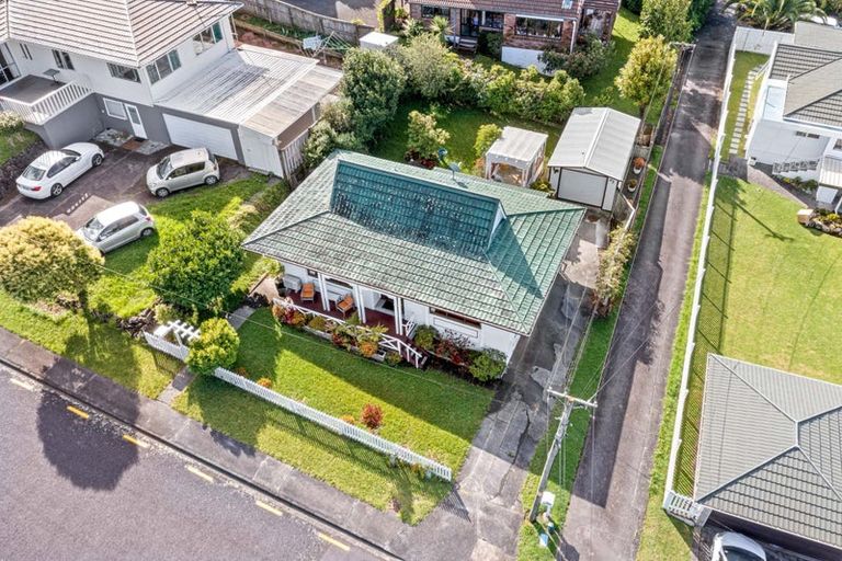 Photo of property in 2/4 Ross Avenue, Glenfield, Auckland, 0629