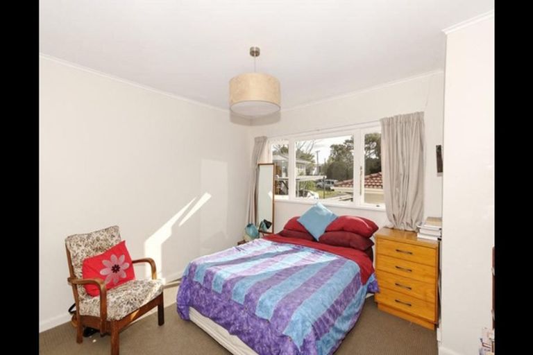 Photo of property in 24 Matipo Road, Te Atatu Peninsula, Auckland, 0610