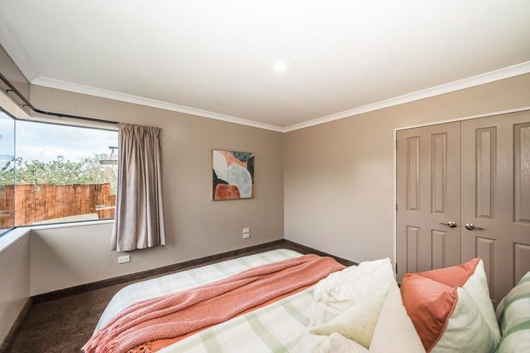 Photo of property in 32 Quadrant Heights, Paraparaumu, 5032