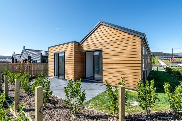 Photo of property in 2 Matakanui Lane, Wanaka, 9305