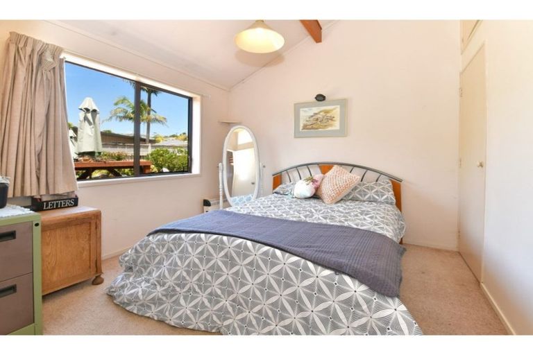 Photo of property in 32 Walton Street, Red Beach, 0932