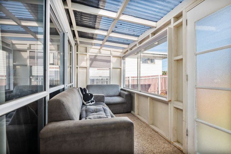 Photo of property in 18 Huruhuru Road, Massey, Auckland, 0614