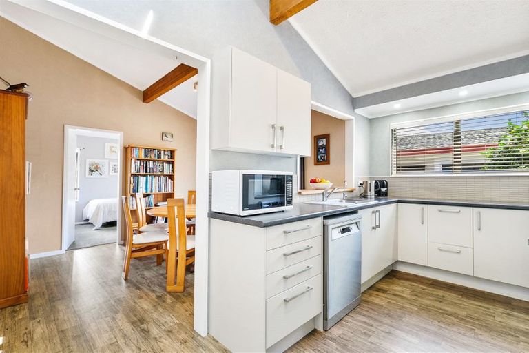 Photo of property in 77 Meadowvale Rise, Titirangi, Auckland, 0604