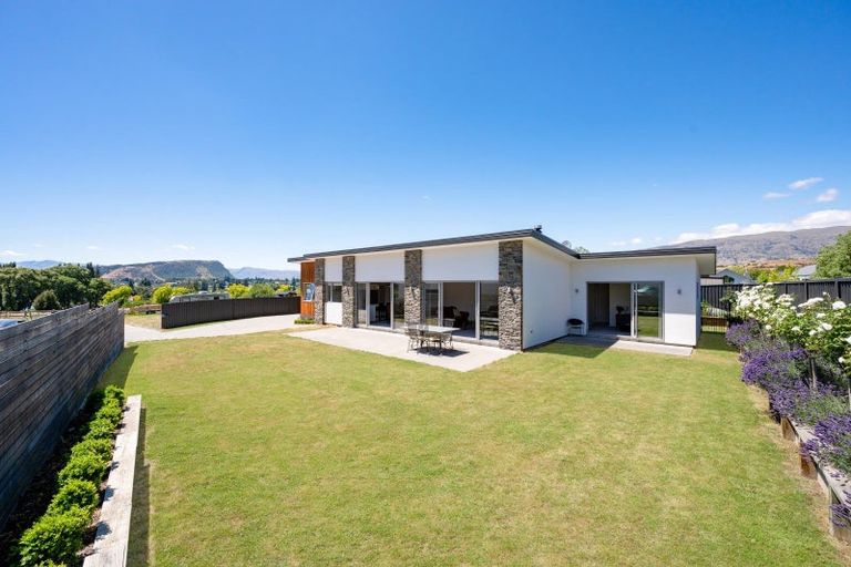 Photo of property in 7 Macandrew Lane, Wanaka, 9305