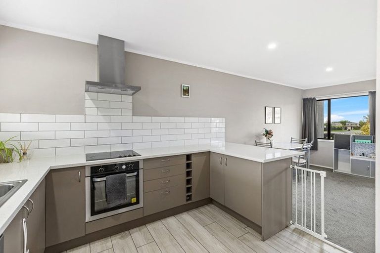 Photo of property in 2/2 Forsythe Place, Massey, Auckland, 0614