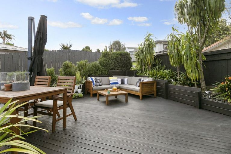 Photo of property in 17 Longview Rise, Massey, Auckland, 0614
