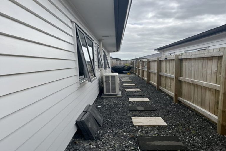 Photo of property in 16 Whareatua Avenue, Takanini, 2112