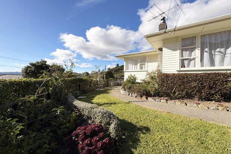 Photo of property in 1 Holmes Grove, Naenae, Lower Hutt, 5011