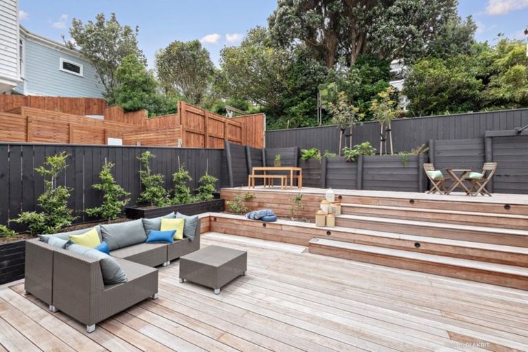 Photo of property in 27 The Parade, Island Bay, Wellington, 6023