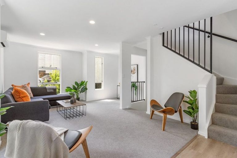 Photo of property in 2 Verdale Circle, Glen Eden, Auckland, 0602