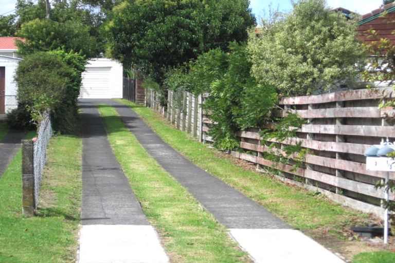 Photo of property in 2/3 Rowan Terrace, Te Atatu South, Auckland, 0610