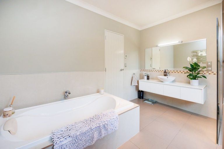 Photo of property in 7 Titirangi Drive, Fitzherbert, Palmerston North, 4471