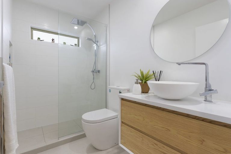 Photo of property in 2/1 Mossop Rise, Glenfield, Auckland, 0629