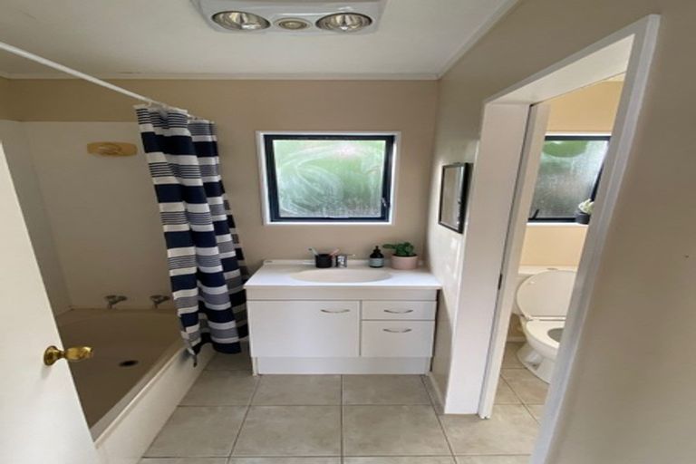 Photo of property in 2/59 Santiago Crescent, Unsworth Heights, Auckland, 0632