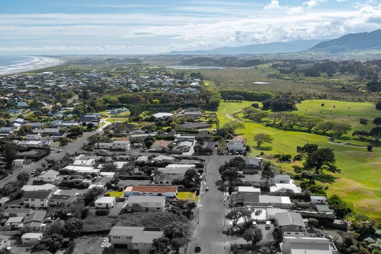 Photo of property in 11 Atua Street, Waikanae Beach, Waikanae, 5036