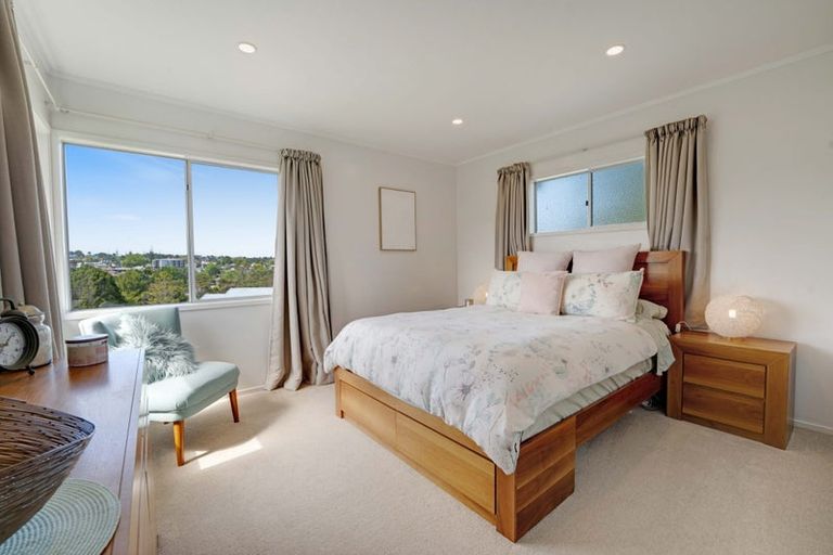 Photo of property in 1/39 Camrose Place, Glenfield, Auckland, 0629