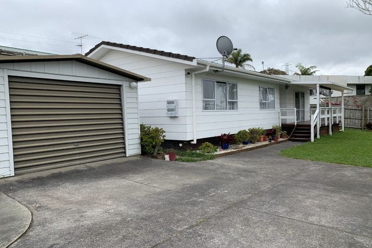 Photo of property in 2/82 Roberts Road, Te Atatu South, Auckland, 0610