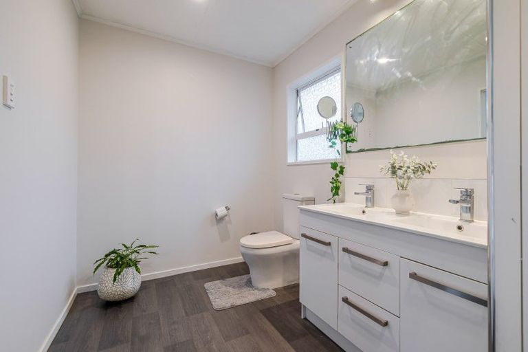 Photo of property in 86 Wikiriwhi Crescent, Awapuni, Palmerston North, 4412