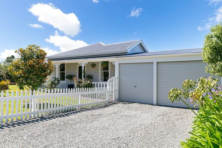 Photo of property in 8 Clifford Road, Johnsonville, Wellington, 6037
