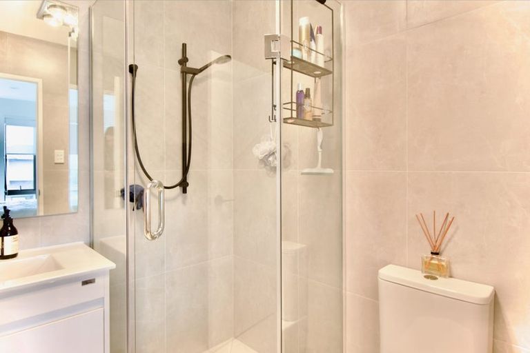 Photo of property in 5/1a Royal View Road, Te Atatu South, Auckland, 0610